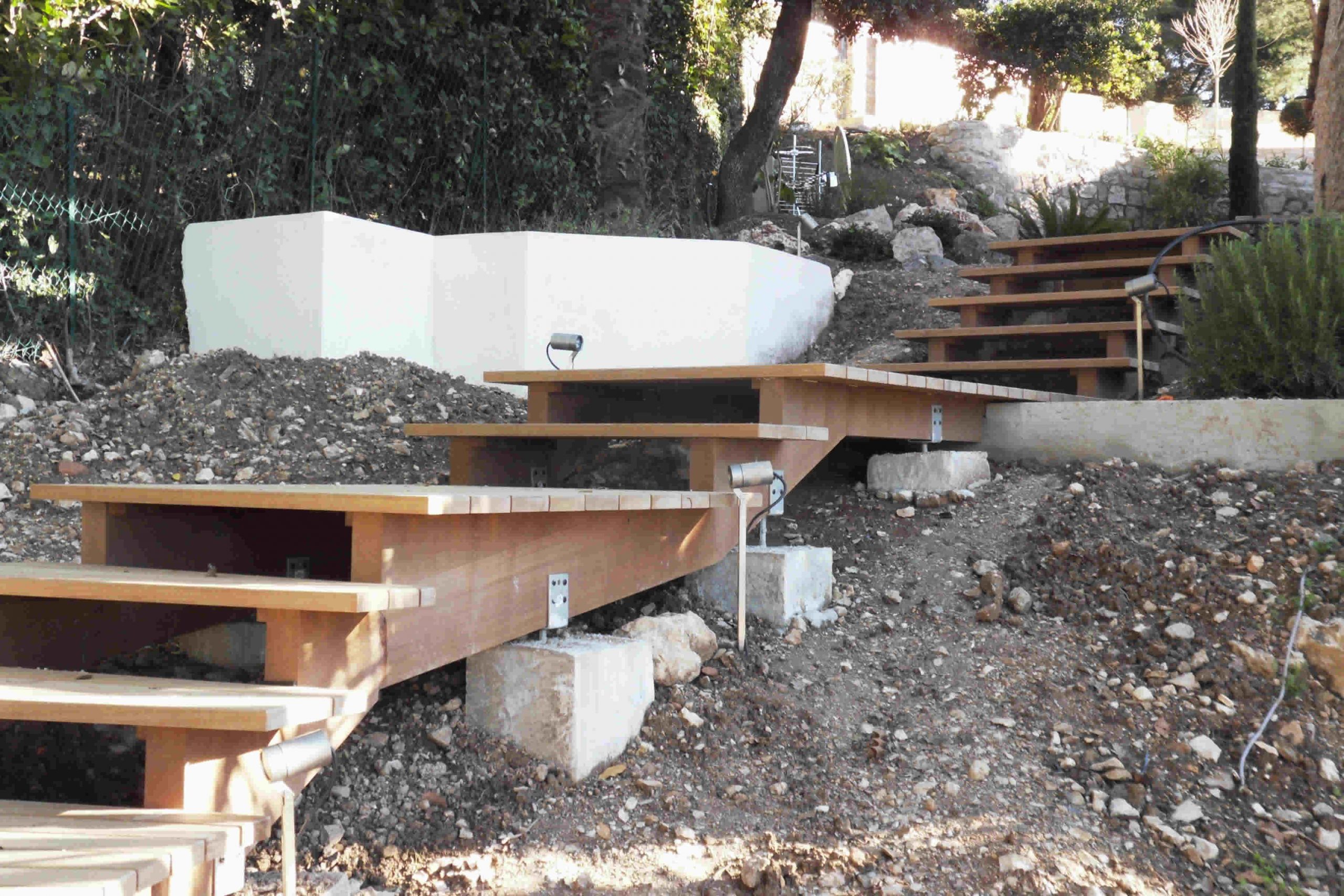 un escalier en bois