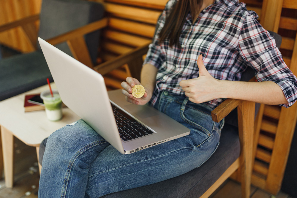 une femme assise devant son ordinateur portable